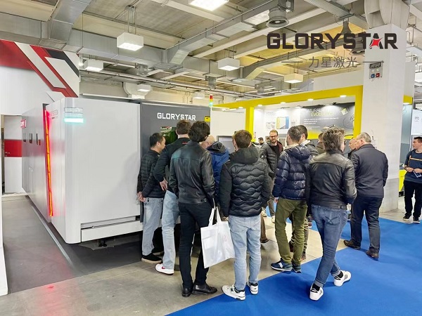 力星激光萬瓦級激光切割機亮相意大利工業(yè)展,引爆行業(yè)熱潮 力星激光萬瓦級激光切割機亮相意大利工業(yè)展,引爆行業(yè)熱潮