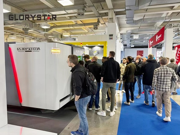 力星激光萬瓦級激光切割機亮相意大利工業(yè)展,引爆行業(yè)熱潮 力星激光萬瓦級激光切割機亮相意大利工業(yè)展,引爆行業(yè)熱潮