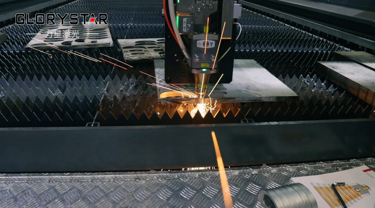 激光切割機(jī)保護(hù)鏡片有水霧的原因是什么？